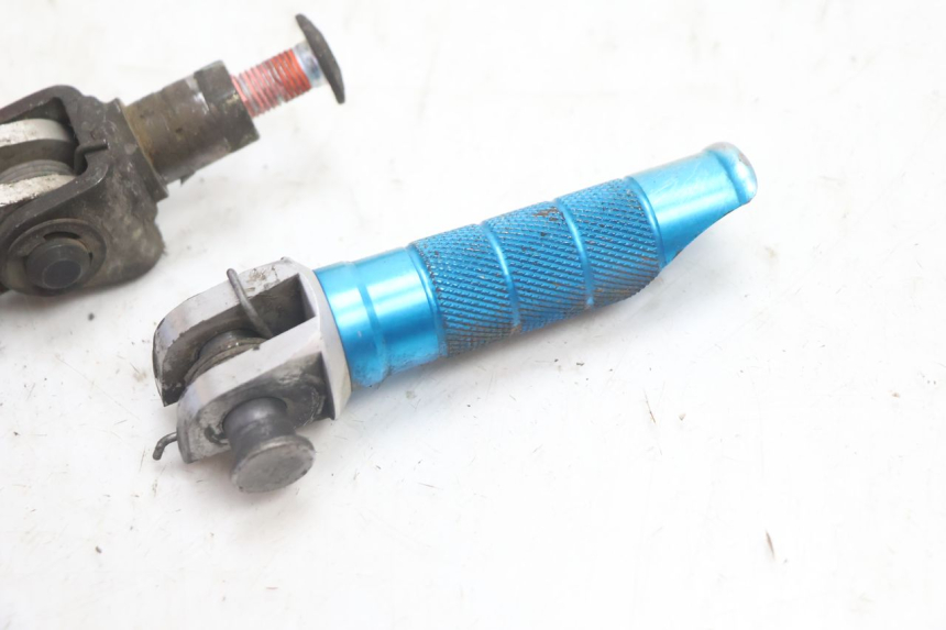 photo de PAR DE APOIO PARA OS PÉS DIANTEIRO KAWASAKI ZX-6R ZX6R 600 (1995 - 1997) - Zoom do estado de desgaste
