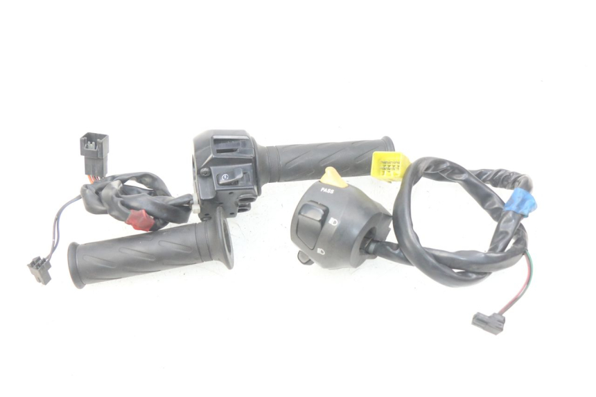 photo de PAR DE COMUTADORES SUZUKI BURGMAN 125 (2007 - 2014) - Detalhe da peça