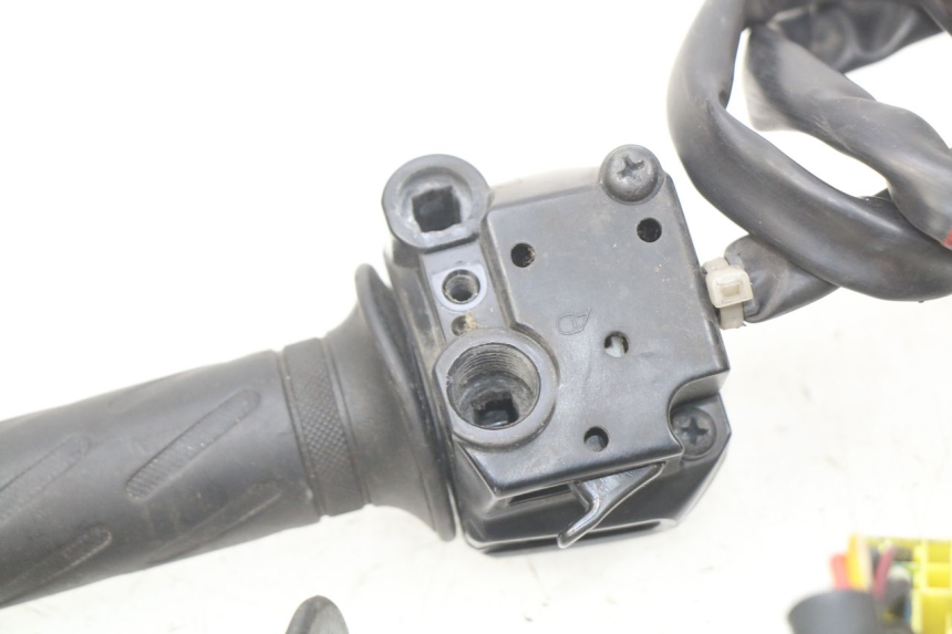 photo de PAR DE COMUTADORES SUZUKI BURGMAN 125 (2007 - 2014) - Zoom do estado de desgaste