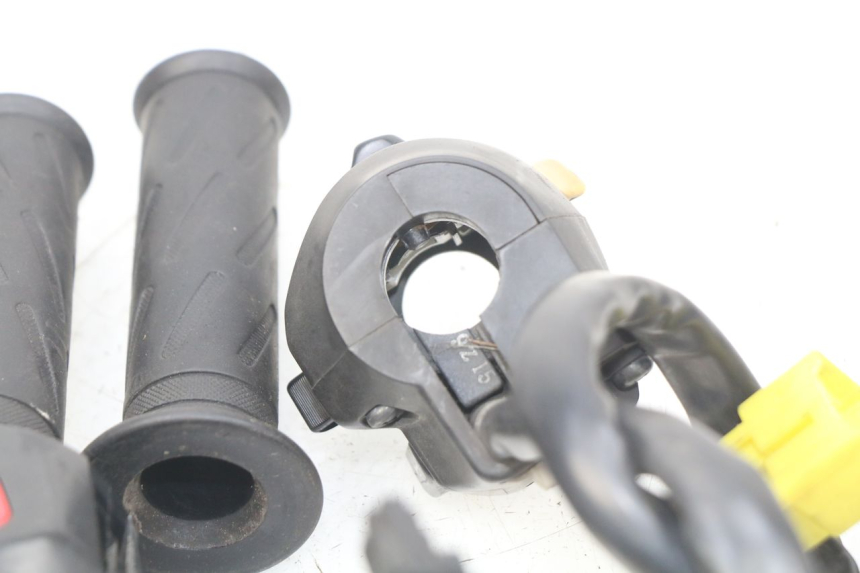 photo de PAR DE COMUTADORES SUZUKI BURGMAN 125 (2007 - 2014) - Ampliação técnica