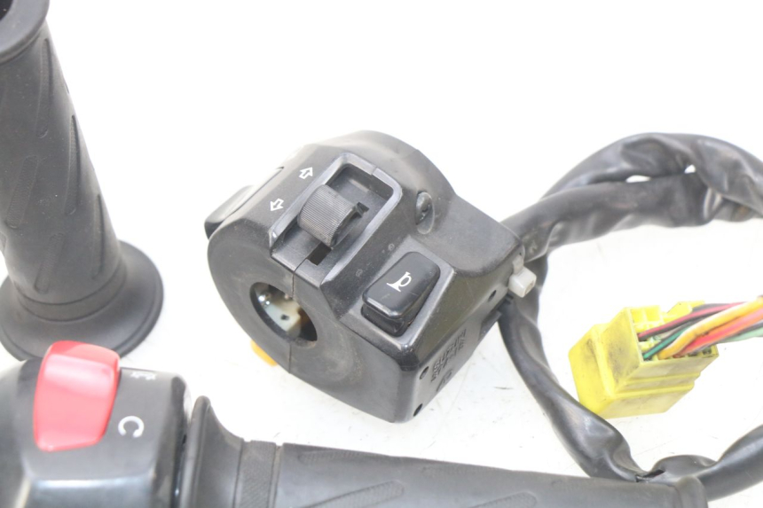 photo de PAR DE COMUTADORES SUZUKI BURGMAN 125 (2007 - 2014) - Estado da superfície