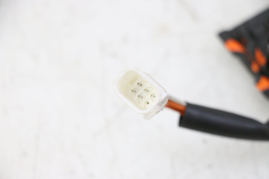 photo de PAR DE COMUTADORES PIAGGIO MP3 HPE 310 (2024 - 2025) - Detalhe da peça