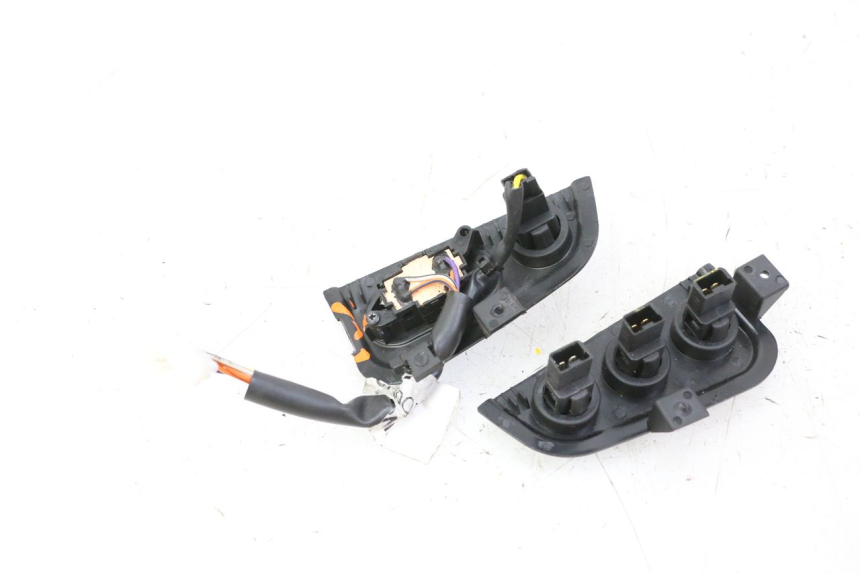 photo de PAR DE COMUTADORES PIAGGIO MP3 HPE 310 (2024 - 2025) - Zoom do estado de desgaste