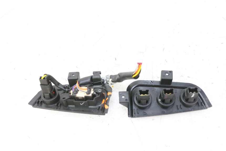 photo de PAR DE COMUTADORES PIAGGIO MP3 HPE 310 (2024 - 2025) - Vista geral