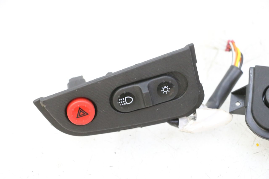 photo de PAR DE COMUTADORES PIAGGIO MP3 HPE 310 (2024 - 2025) - Pontos de fixação