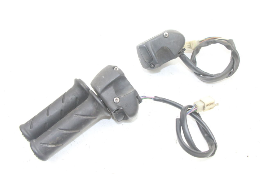 photo de PAR DE COMUTADORES PEUGEOT SATELIS COMPRESSOR K15 125 (2006 - 2009) - Detalhe da peça