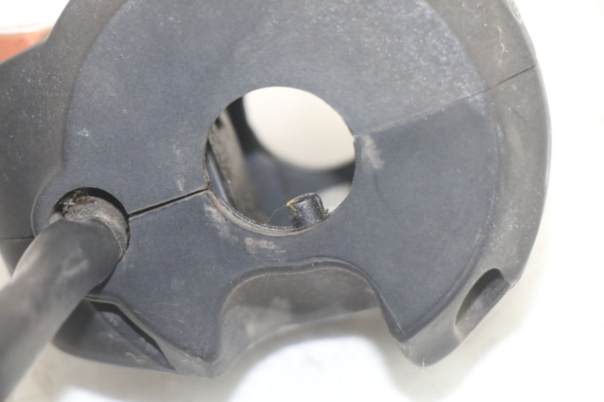 photo de PAR DE COMUTADORES PEUGEOT SATELIS COMPRESSOR K15 125 (2006 - 2009) - Pontos de fixação