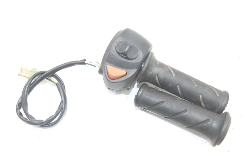 photo de PAR DE COMUTADORES PEUGEOT SATELIS COMPRESSOR K15 125 (2006 - 2009) - Estado da superfície