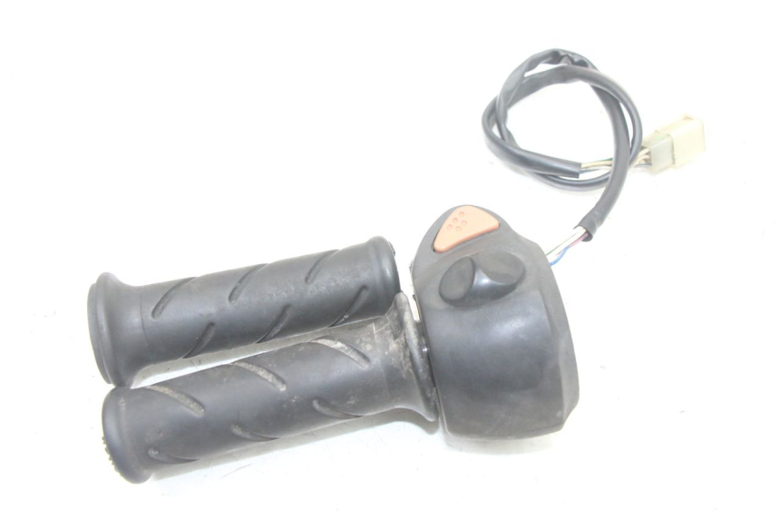 photo de PAR DE COMUTADORES PEUGEOT SATELIS COMPRESSOR K15 125 (2006 - 2009) - Peça verificada