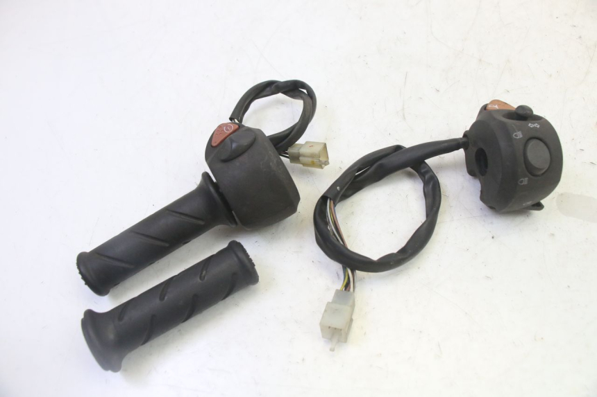 photo de PAR DE COMANDOS PEUGEOT SATELIS 125 (2006 - 2009) - Detalhe da peça