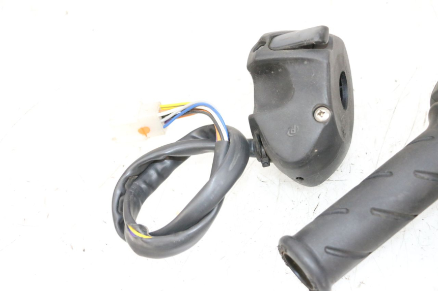 photo de PAR DE COMUTADORES PEUGEOT SATELIS 125 (2013 - 2018) - Pontos de fixação