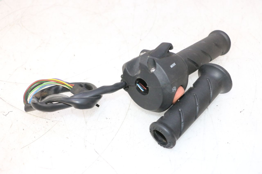 photo de PAR DE COMUTADORES PEUGEOT SATELIS 125 (2013 - 2018) - Ampliação técnica
