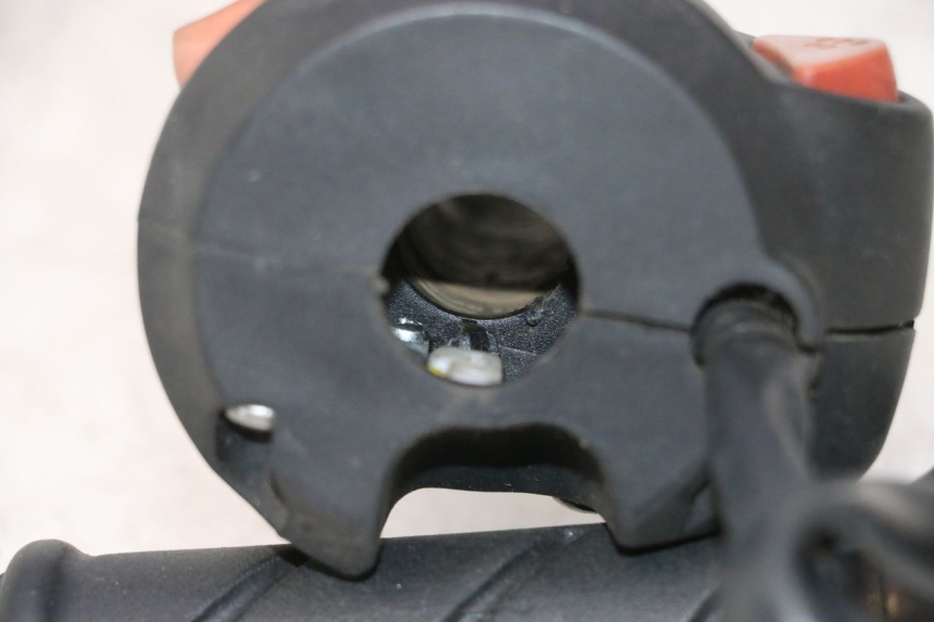 photo de PAR DE COMUTADORES PEUGEOT SATELIS 125 (2013 - 2018) - Pontos de fixação