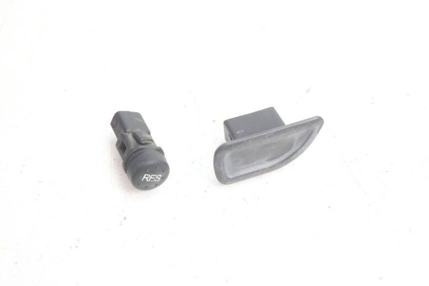 photo de PAR DE INTERRUPTORES PIAGGIO X8 STREET 125 (2006 - 2007) - Detalhe da peça