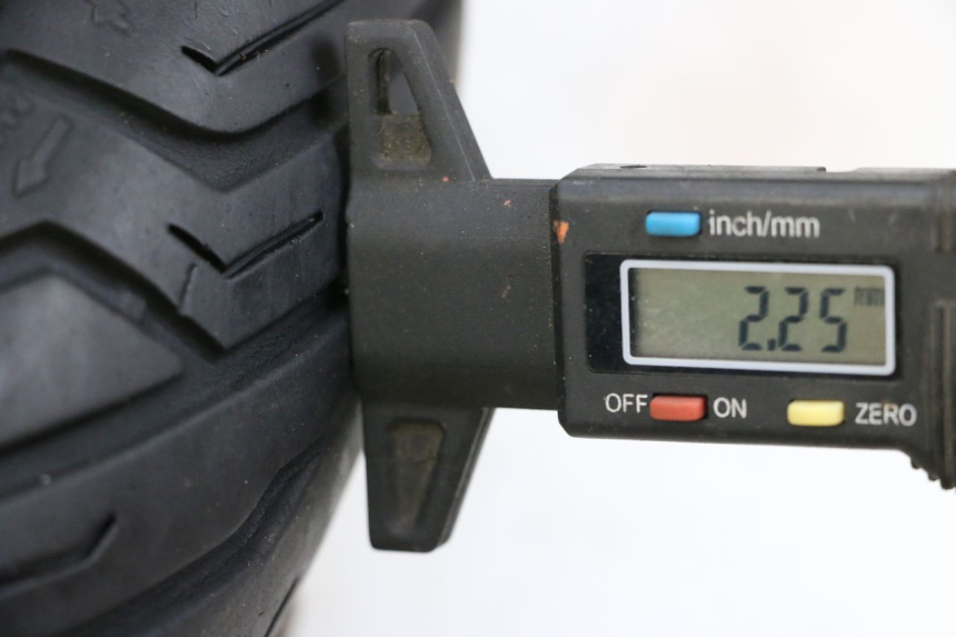 photo de PAR DE RODAS PIAGGIO MP3 HPE 300 (2019 - 2026) - Zoom do estado de desgaste