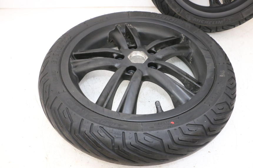 photo de PAR DE RODAS PIAGGIO MP3 HPE 300 (2019 - 2026) - Peça verificada