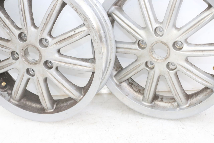 photo de PAR DE RODAS PIAGGIO MP3 LT 300 (2010 - 2016) - Detalhes característicos