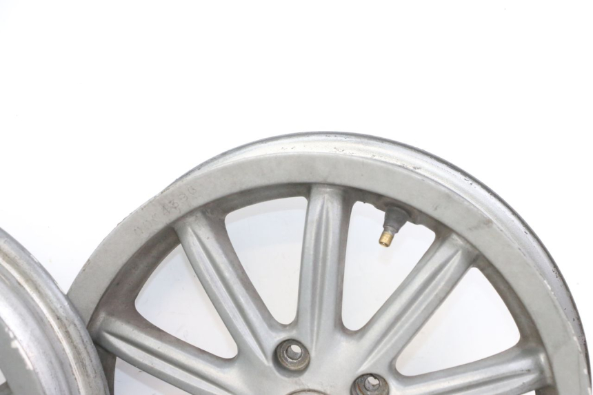 photo de PAR DE RODAS PIAGGIO MP3 125 (2006 - 2014) - Detalhes característicos