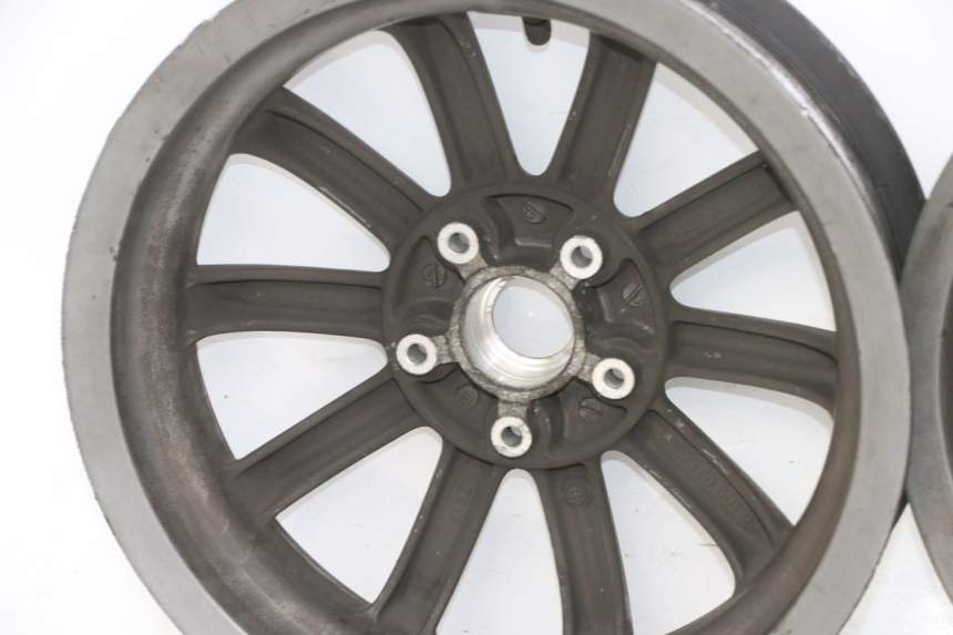 photo de PAR DE RODAS PIAGGIO MP3 125 (2006 - 2014) - Detalhes característicos