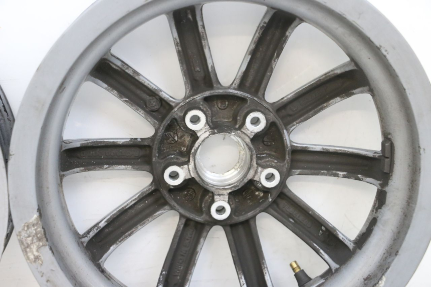 photo de PAR DE RODAS PIAGGIO MP3 RL 250 (2006 - 2010) - Detalhes característicos