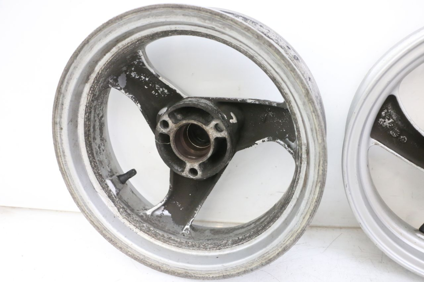 photo de PAR DE RODAS PEUGEOT ELYSTAR 50 (2002 - 2014) - Vista de perto