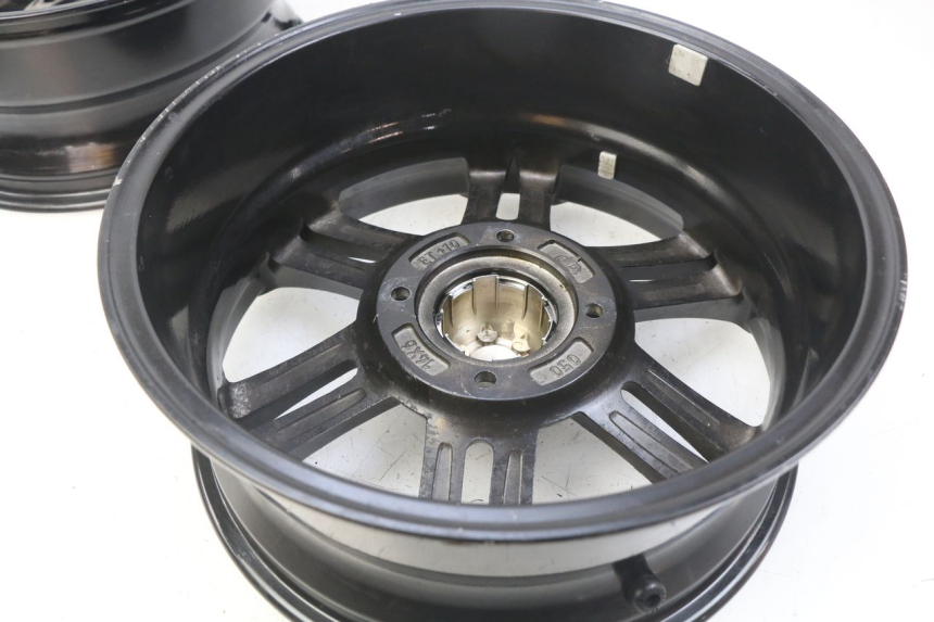 photo de PAR DE RODAS SPY RACING F3 350 (2015 - 2022) - Zoom do estado de desgaste
