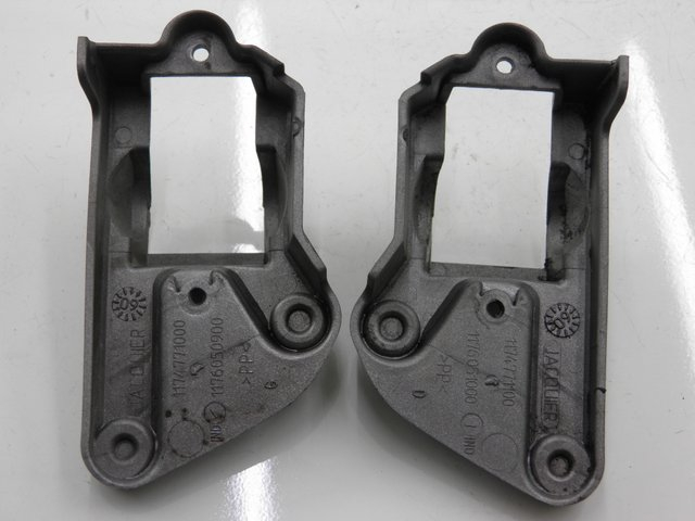 photo de PAR DE SUPORTE DE DESCANSO DE PÉ TRASEIRO PEUGEOT JET FORCE CARBU 50 (2003 - 2016) - Detalhe da peça