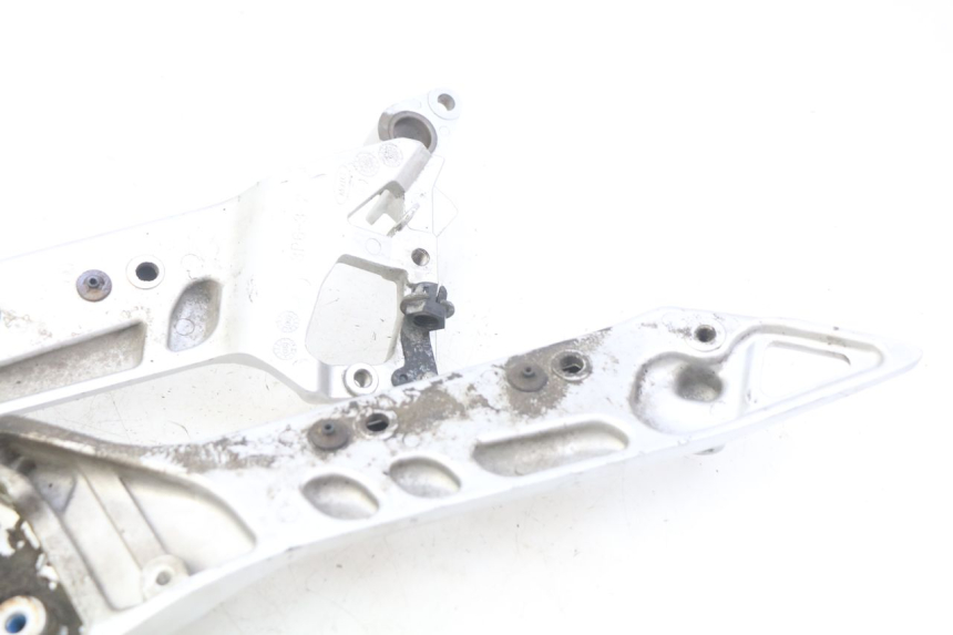 photo de PAR DE PLATINA APOIO DE PÉ DIANTEIRO YAMAHA FJR ABS 1300 (2006 - 2012) - Detalhe da peça