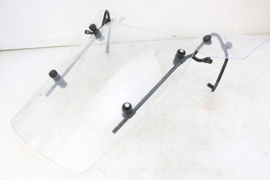 photo de PARABRISAS PEUGEOT E-VIVACITY 1 (2012 - 2018) - Pontos de fixação