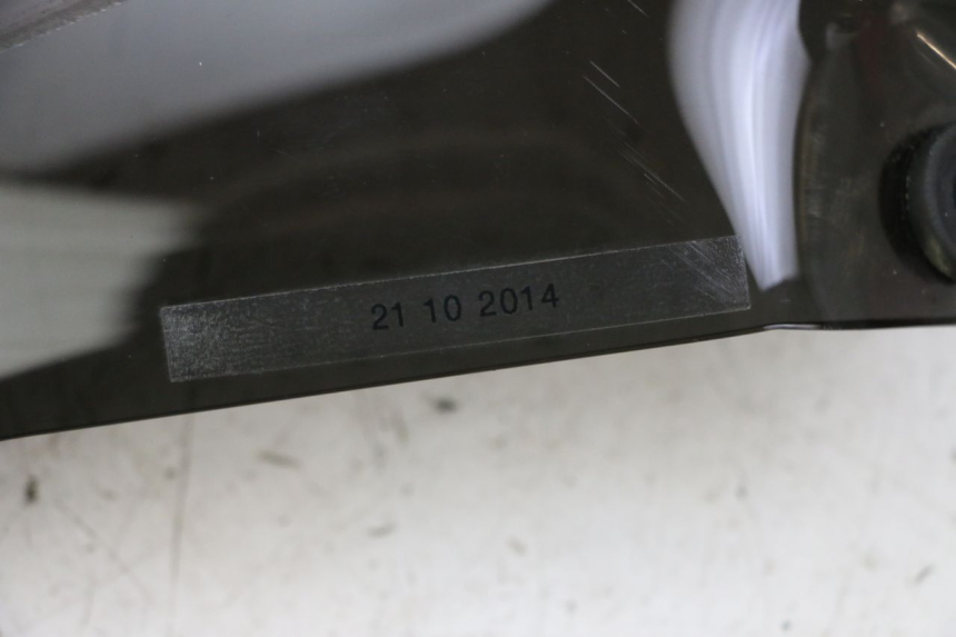 photo de PARABRISAS PEUGEOT SATELIS 125 (2013 - 2018) - Detalhes característicos