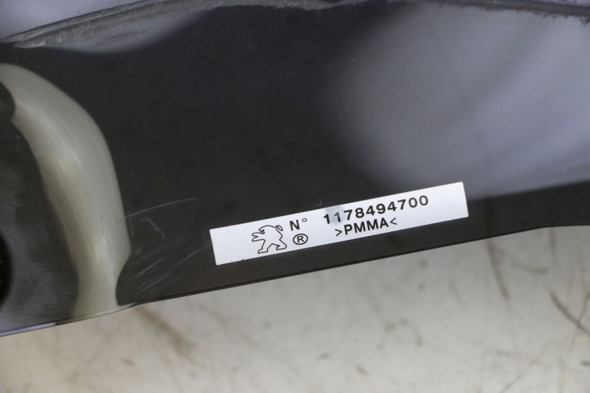 photo de PARABRISAS PEUGEOT SATELIS 125 (2013 - 2018) - Detalhes característicos