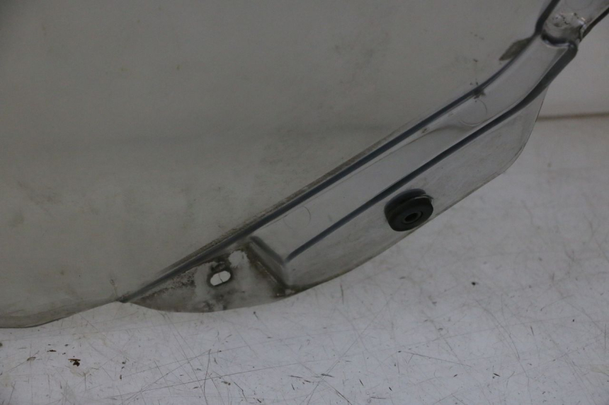 photo de PARABRISAS PEUGEOT SATELIS 125 (2006 - 2009) - Detalhes característicos