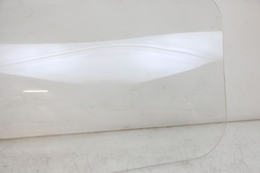 photo de PARABRISAS SUZUKI BURGMAN 125 (2018 - 2021) - Detalhes característicos