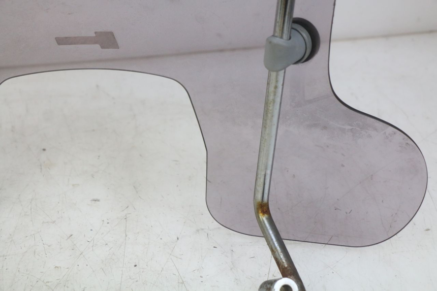 photo de PARABRISAS PIAGGIO VESPA SPRINT 2T 50 (2014 - 2018) - Zoom do estado de desgaste