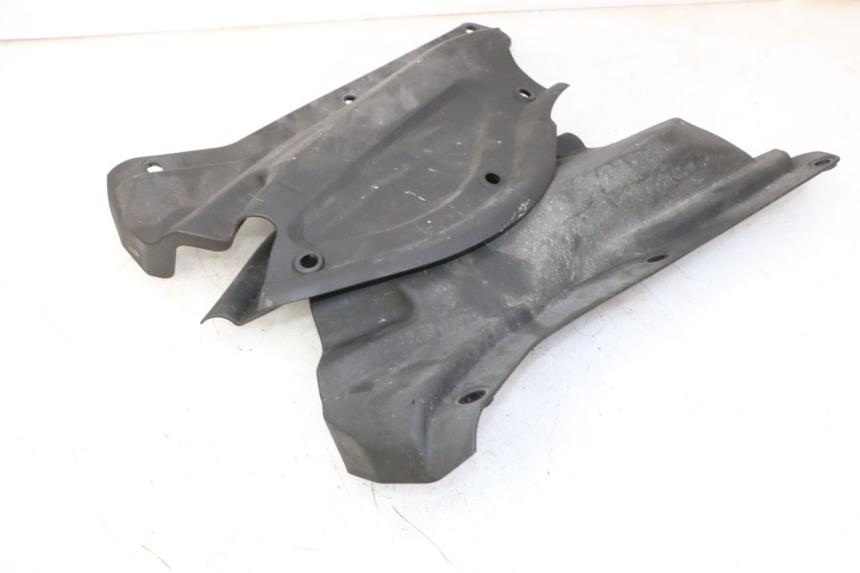 photo de PASSAGEM DA RODA TRASEIRA QUADRO 4 4D 350 (2015 - 2018) - Detalhe da peça