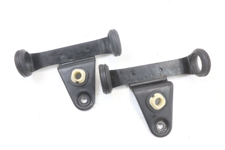 photo de SUPORTE DO FAROL SUZUKI GSX E 250 (1982 - 1983) - Detalhe da peça