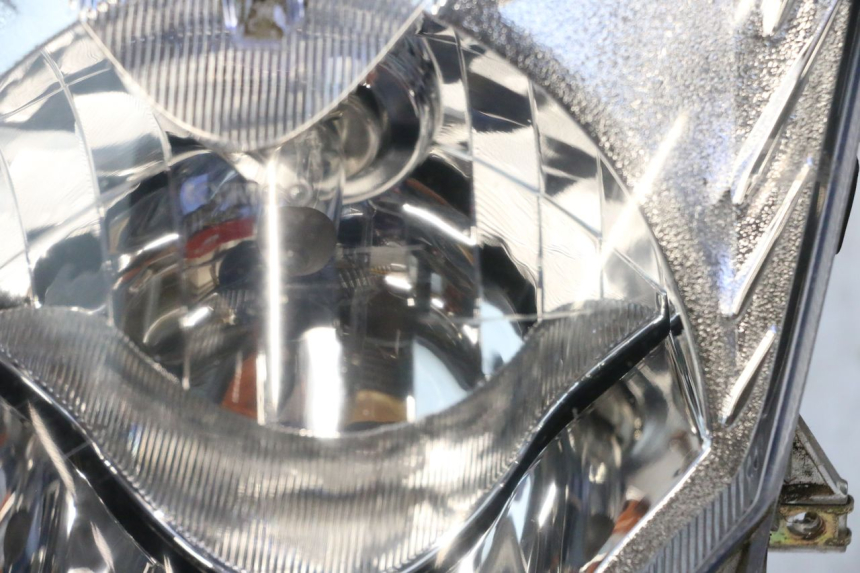 photo de FAROL DIANTEIRO KYMCO AGILITY 16+ 4T 50 (2018 - 2023) - Detalhes característicos