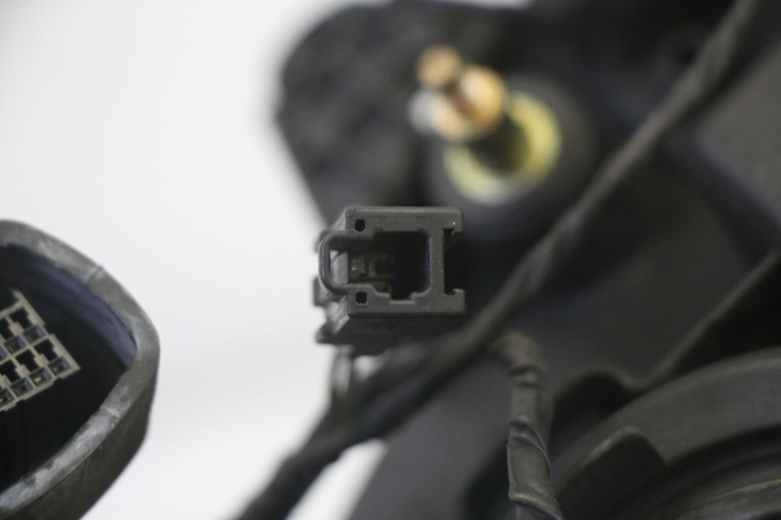 photo de FAROL DIANTEIRO SUZUKI DL V STROM 1000 (2002 - 2007) - Detalhes característicos