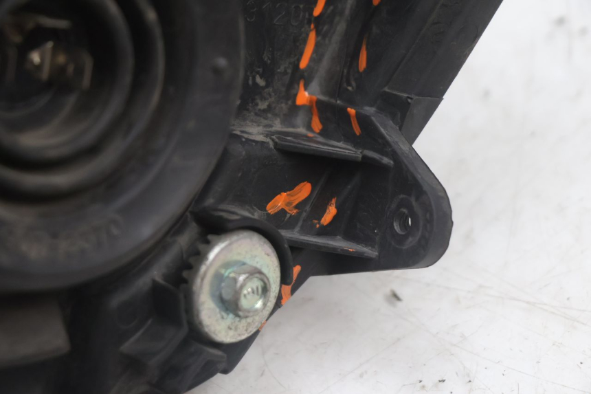 photo de FAROL DIANTEIRO DIREITO SUZUKI BURGMAN EXECUTIVE ABS 650 (2006 - 2012) - Detalhes característicos