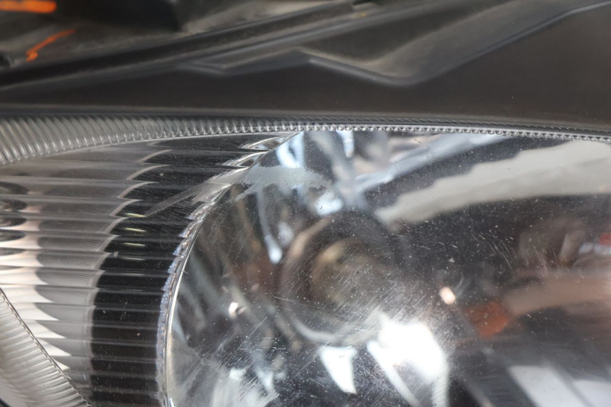 photo de FAROL DIANTEIRO DIREITO SUZUKI BURGMAN EXECUTIVE ABS 650 (2006 - 2012) - Zoom do estado de desgaste
