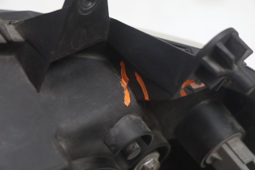 photo de FAROL DIANTEIRO DIREITO SUZUKI BURGMAN EXECUTIVE ABS 650 (2006 - 2012) - Estado da superfície