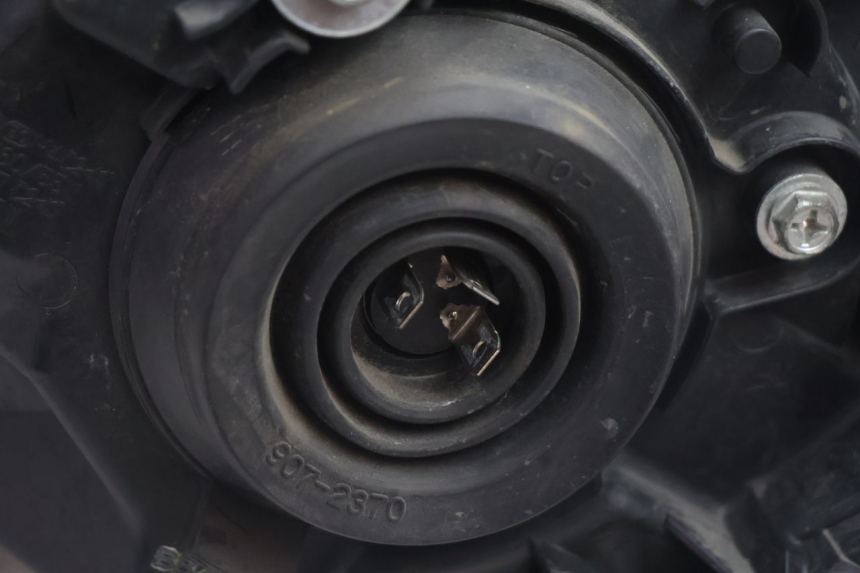 photo de FAROL DIANTEIRO DIREITO SUZUKI BURGMAN EXECUTIVE ABS 650 (2006 - 2012) - Estado da superfície