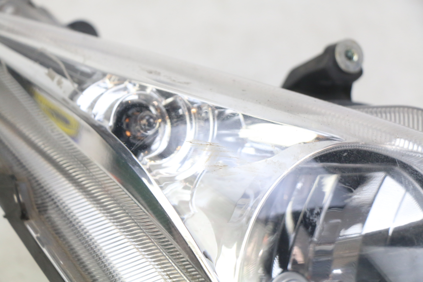 photo de FAROL DIANTEIRO DIREITO HONDA FJS SILVERWING SILVER WING 400 (2009 - 2016) - Estado da superfície