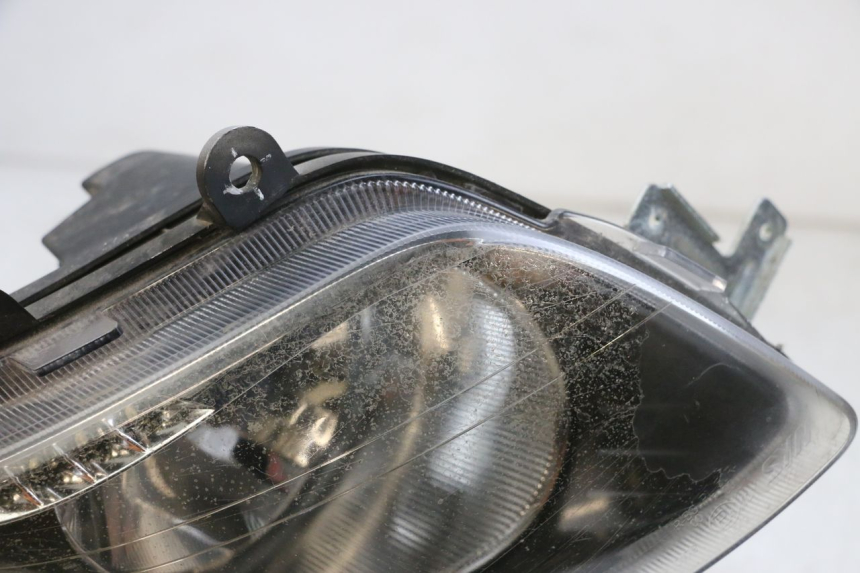 photo de FAROL DIANTEIRO DIREITO SYM GTS EVO 125 (2009 - 2013) - Outro ângulo de visão