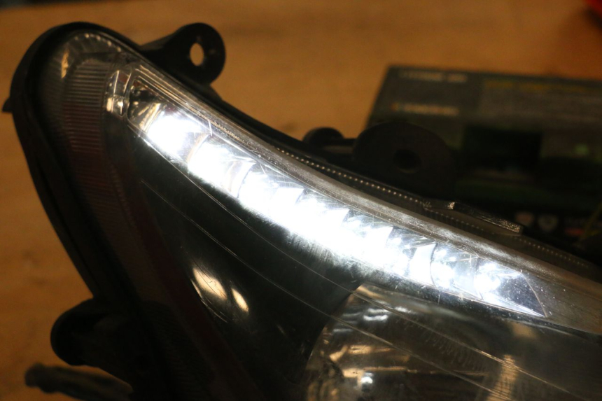 photo de FAROL DIANTEIRO DIREITO SYM GTS EVO 125 (2009 - 2013) - Detalhe da peça