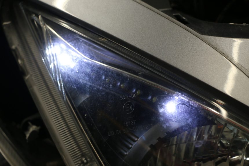photo de FAROL DIANTEIRO DIREITO SYM JOYMAX 125 (2010 - 2017) - Zoom do estado de desgaste