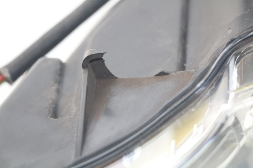 photo de FAROL DIANTEIRO DIREITO PEUGEOT SATELIS 300 (2012 - 2015) - Marcações e referências