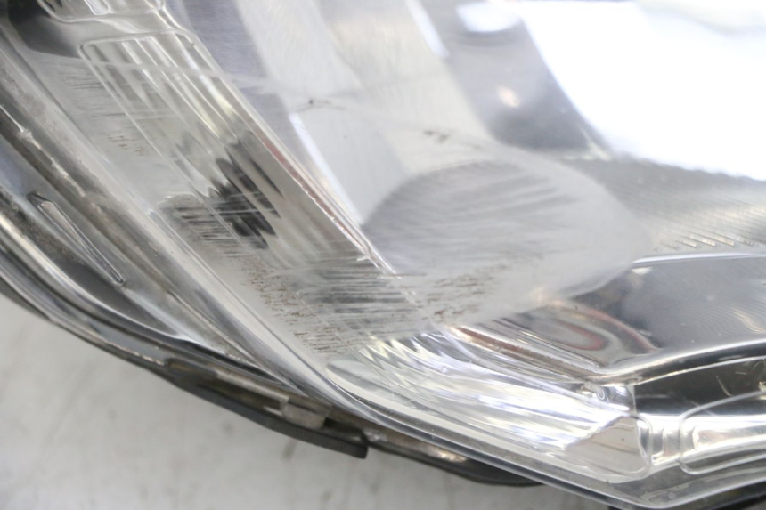 photo de FAROL DIANTEIRO DIREITO PEUGEOT SATELIS 125 (2013 - 2018) - Vista de perto