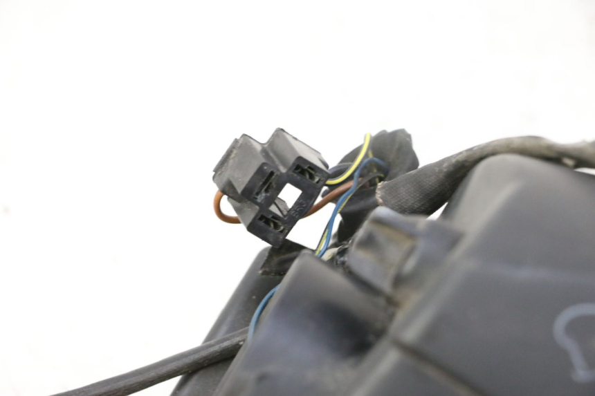 photo de FAROL DIANTEIRO DIREITO PEUGEOT SATELIS 125 (2013 - 2018) - Zoom do estado de desgaste