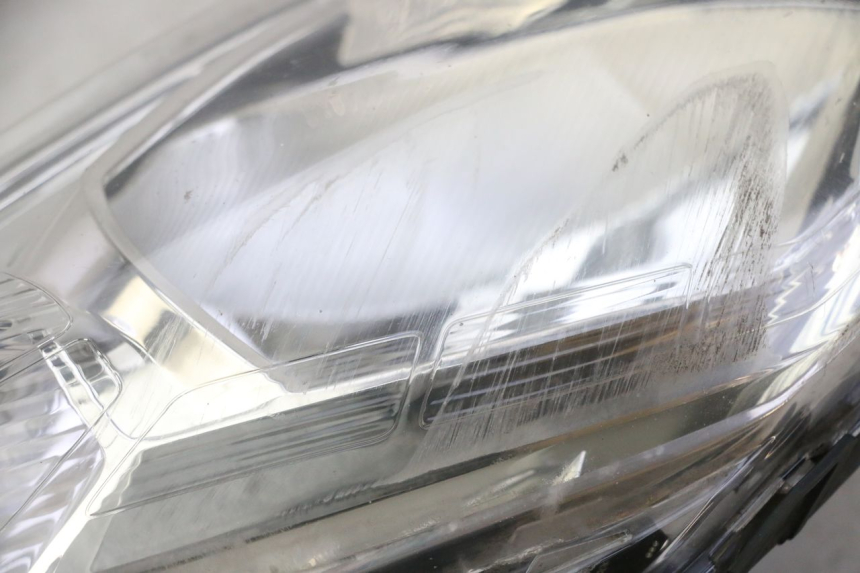 photo de FAROL DIANTEIRO DIREITO PEUGEOT SATELIS 125 (2013 - 2018) - Marcações e referências